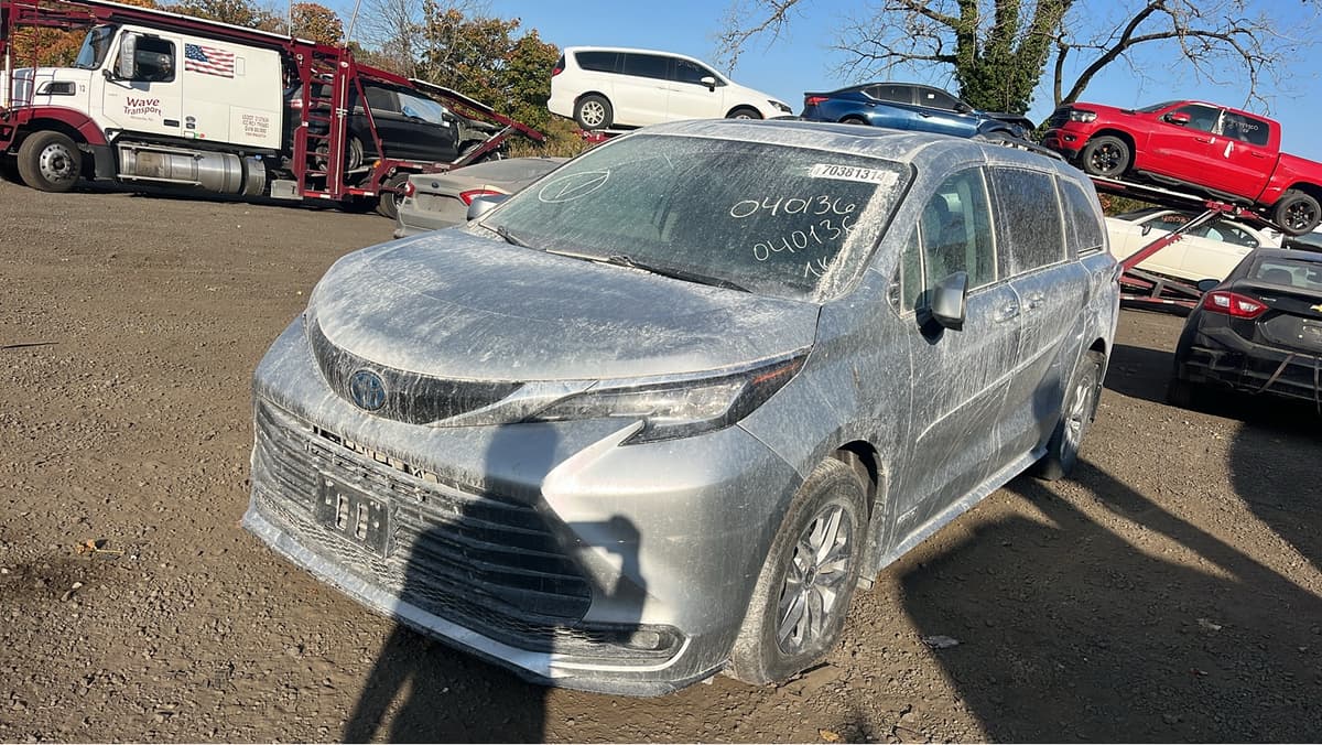 2021 TOYOTA Sienna — przed