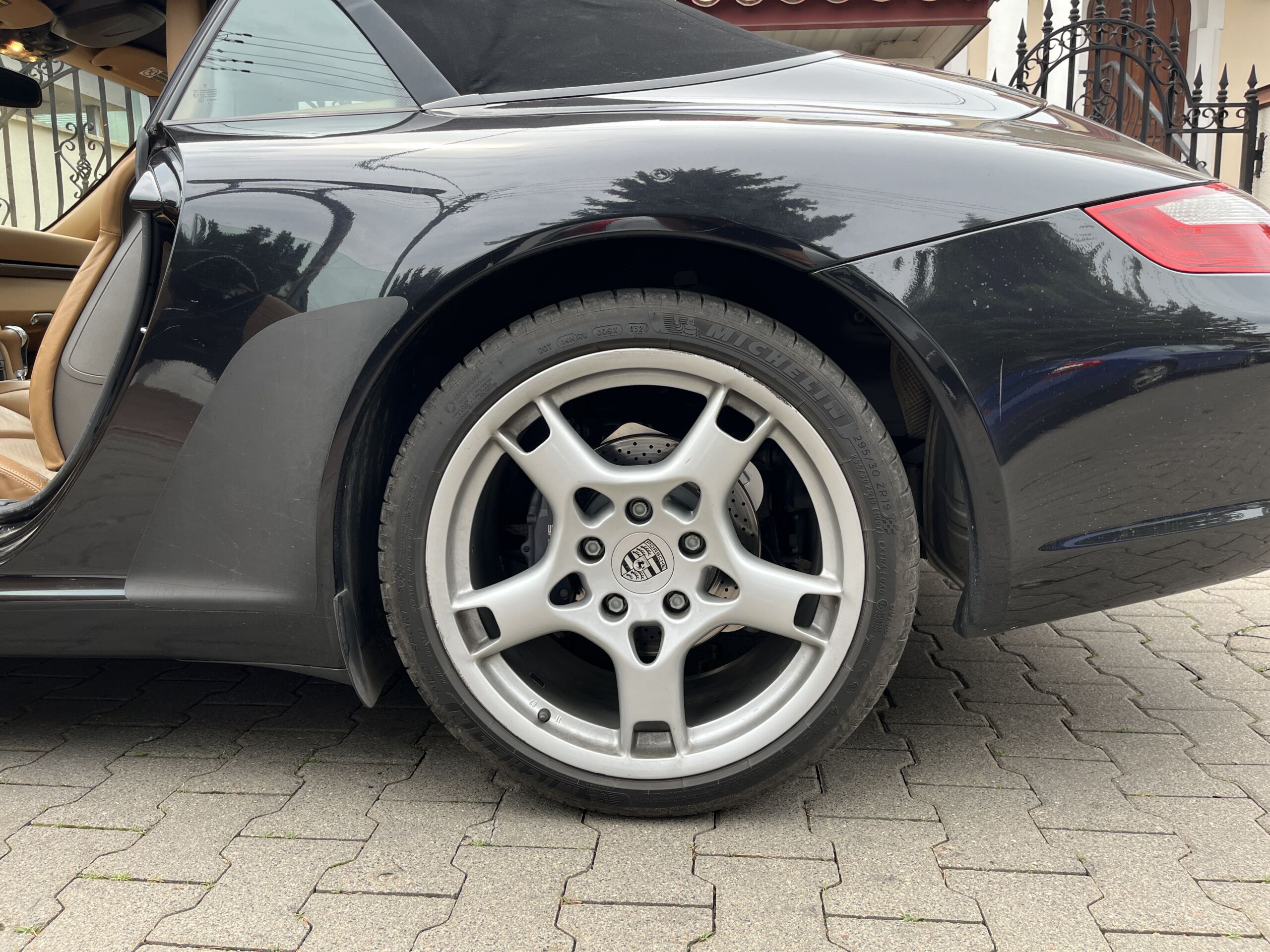 
								Porsche 911 Carrera full									