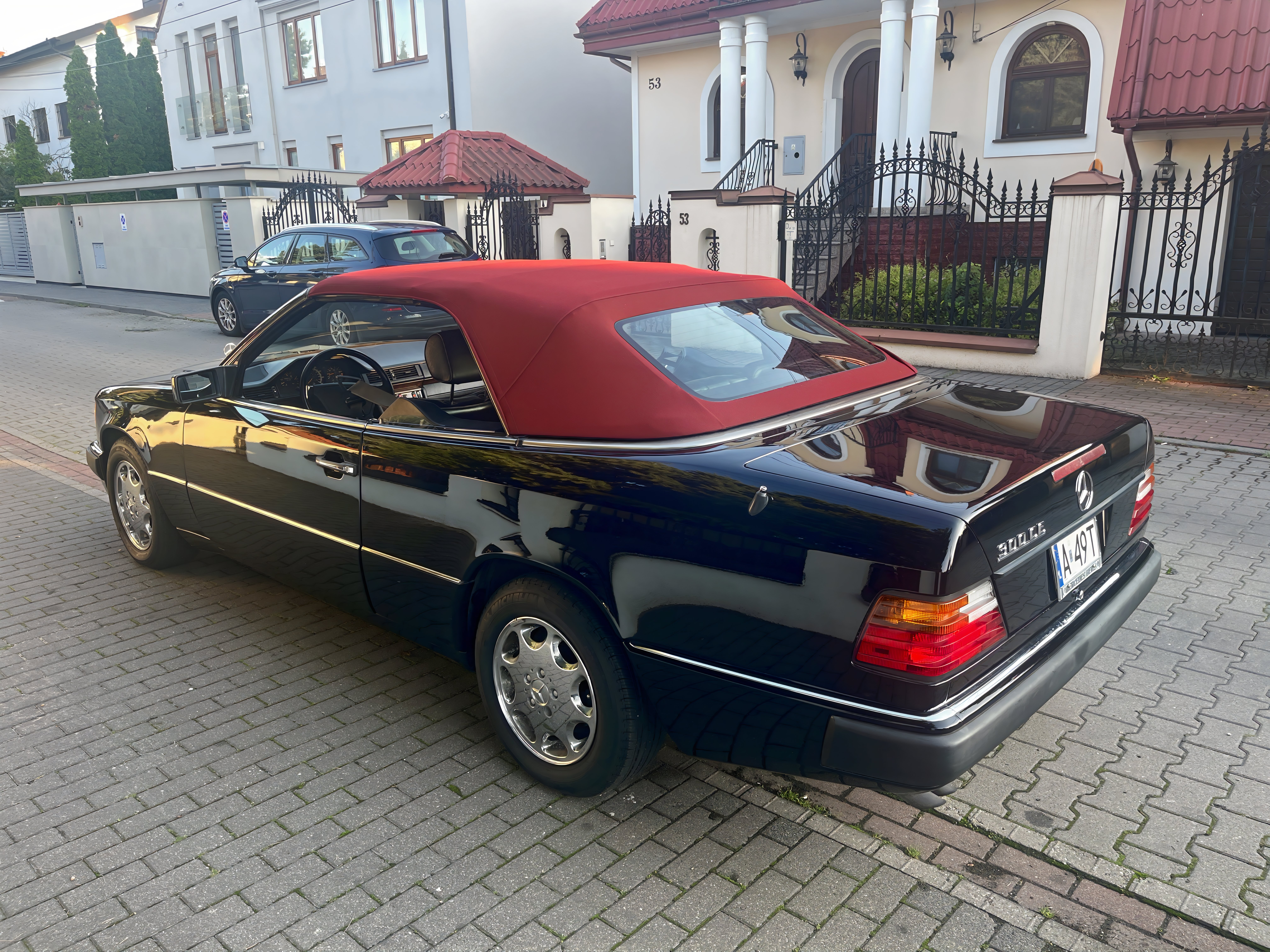 
								Mercedes-Benz 300 CE Cabriolet full									