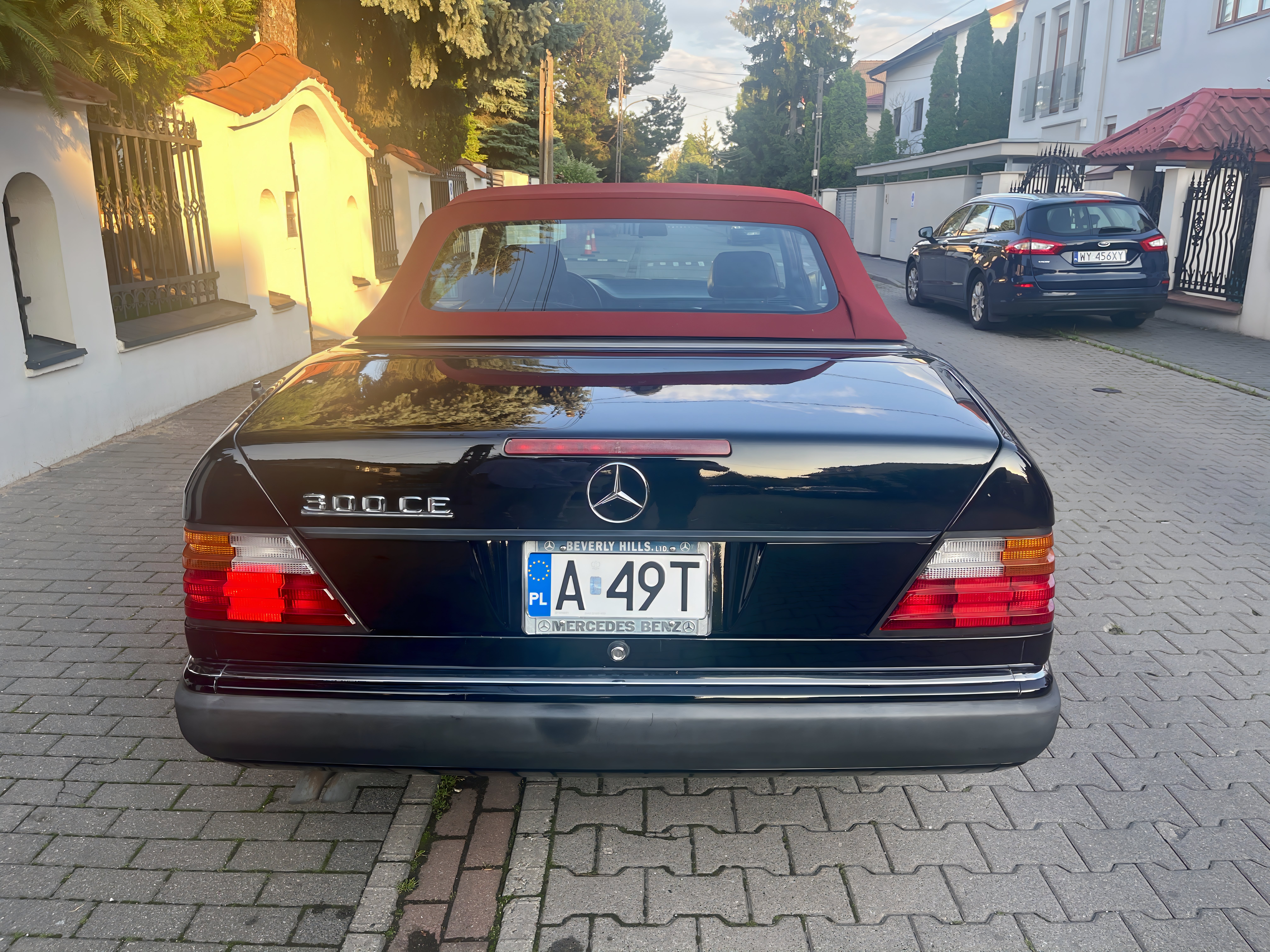 
								Mercedes-Benz 300 CE Cabriolet full									
