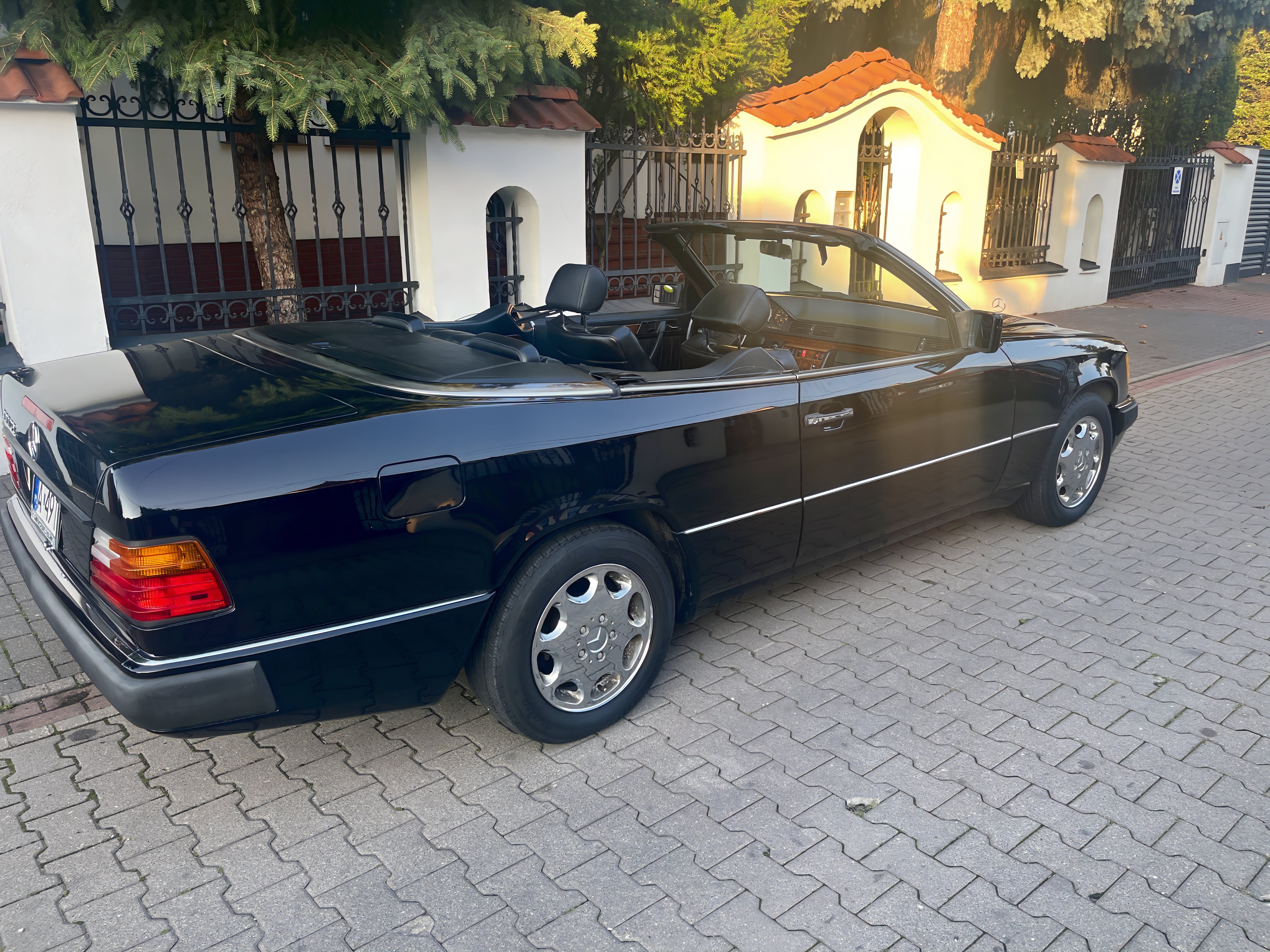 
								Mercedes-Benz 300 CE Cabriolet full									