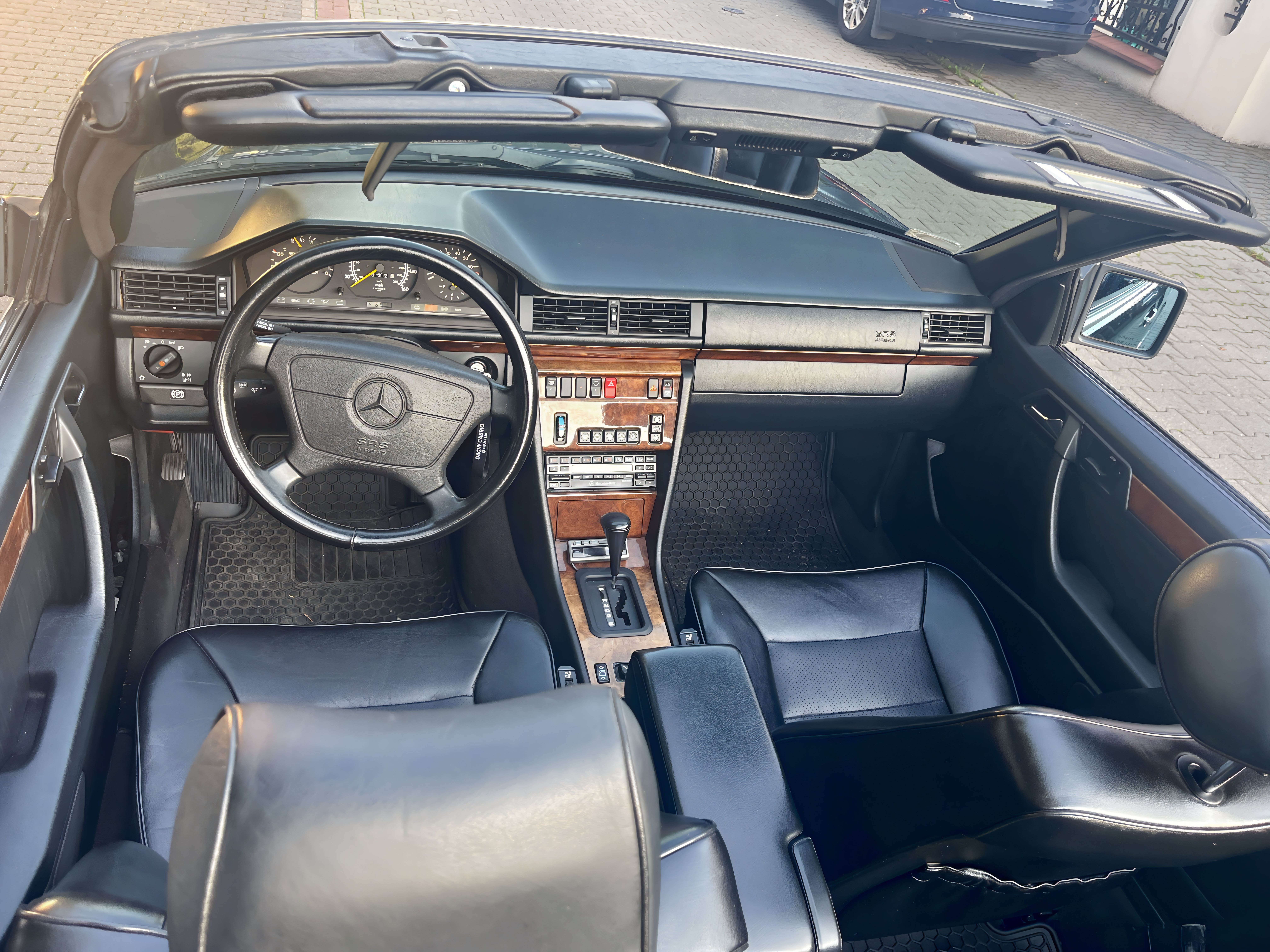 
								Mercedes-Benz 300 CE Cabriolet full									